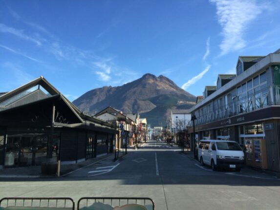 最寄りターミナルの由布院駅